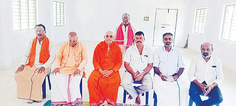 ತಿ.ನರಸೀಪುರ ಪಟ್ಟಣದ ಹೆಳವರಹುಂಡಿಯಲ್ಲಿರುವ ಬಸವ ಭವನದಲ್ಲಿ ಗುರುವಾರ ಸರಗೂರು ಹೊಸಮಠದಲ್ಲಿ ಆಯೋಜಿಸಿರುವ ಧಾರ್ಮಿಕ ಸಭೆಯ ಬಗ್ಗೆಬಸವರಾಜೇಂದ್ರ ಸ್ವಾಮೀಜಿ ಮಾಹಿತಿ ನೀಡಿದರು. ಕಾರ್ ಮಲ್ಲಪ್ಪ, ಕೆಬ್ಬೆಹುಂಡಿ ಮಾಯಪ್ಪ, ಮಿಲ್ಟ್ರಿ ಸುರೇಶ್ ಇತರರು ಇದ್ದರು.