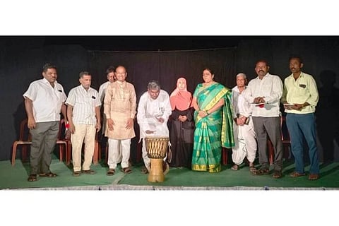 ಮುದಗಲ್ ಸಮೀಪದ ಆನೆಹೊಸುರು ಗ್ರಾಮದಲ್ಲಿ ನಾಟಕೋತ್ಸವಕ್ಕೆ ತಾಪಂ ಮಾಜಿ ಅಧ್ಯಕ್ಷ ಡಿ.ಜಿ.ಗುರಿಕಾರ ತಬಲಾ ಬಾರಿಸುವ ಮೂಲಕ ಚಾಲನೆ ನೀಡಿದರು. ಗ್ರಾಪಂ ಅಧ್ಯಕ್ಷೆ ಅಮೀನಾಬಿ ಮೋದಿನಸಾಬ್, ಜಾನಪದ ಪರಿಷತ್ತು ಮಹಿಳಾ ಘಟಕದ ಅಧ್ಯಕ್ಷೆ ಲಕ್ಷ್ಮೀದೇವಿ ನಡುವಿನಮನಿ, ತಾಪಂ ಕೆಡಿಪಿ ಸದಸ್ಯ ಶರಣಪ್ಪ ಕಟಗಿ ಇತರರಿದ್ದರು.