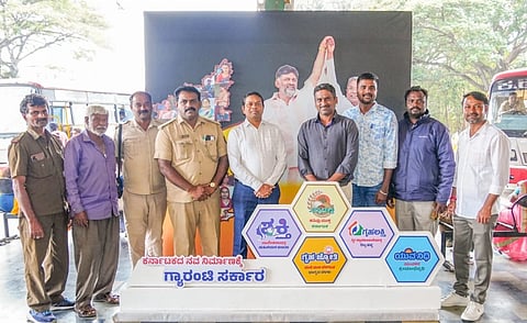 ಮಳವಳ್ಳಿ ಸಾರಿಗೆ ಬಸ್ ನಿಲ್ದಾಣದಲ್ಲಿ ಅಳವಡಿಸಲಾಗಿರುವ ರಾಜ್ಯ ಸರ್ಕಾರದ ಪಂಚ ಗ್ಯಾರಂಟಿ ಹಾಗೂ ಎಸ್‌ಸಿಪಿ ಯೋಜನೆಗಳ ಅರಿವು ಮತ್ತು ಜಾಗೃತಿ ಮೂಡಿಸಲು ಅಳವಿಸಿರುವ ಛಾಯಚಿತ್ರ ಪ್ರದರ್ಶನಕ್ಕೆ ತಹಸೀಲ್ದಾರ್ ಡಾ.ಲೋಕೇಶ್ ಚಾಲನೆ ನೀಡಿ ಮಾತನಾಡಿದರು. ವಾರ್ತಾ ಇಲಾಖೆ ಹಿರಿಯ ಸಹಾಯಕ ನಿರ್ದೇಶಕ ಹರೀಶ್, ಸಾರಿಗೆ ಸಂಸ್ಥೆ ವಿಭಾಗೀಯ ನಿಯಂತ್ರಣಾಧಿಕಾರಿ ಪ್ರಕಾಶ್ ಹಾಗೂ ಚಾಲಕ, ನಿರ್ವಾಹಕ ವರ್ಗದವರು ಇದ್ದರು. 