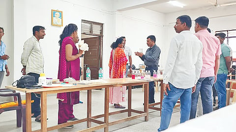 ಮಳವಳ್ಳಿ ತಾಲೂಕು ಕಚೇರಿಯಲ್ಲಿ ಲಂಚ ಪಡೆಯುತ್ತಿದ್ದ ವೇಳೆ ಶುಕ್ರವಾರ ರಾಜಸ್ವ ನಿರೀಕ್ಷ ಮಧುಸೂದನ್ ಅವರನ್ನು ಲೋಕಾಯುಕ್ತ ಪೊಲೀಸರು ಬಂಧಿಸಿ ವಶಕ್ಕೆ ಪಡೆದು ಮಹಜರು ನಡೆಸಿದರು.  ಲೋಕಾಯುಕ್ತ ಇನ್‌ಸ್ಪೆಕ್ಟರ್‌ಗಳಾದ ರವಿಕುಮಾರ್, ಲೇಪಾಕ್ಷಮೂರ್ತಿ, ಬ್ಯಾಟರಾಯಗೌಡ ಮತ್ತು ಸಿಬ್ಬಂದಿ ಇದ್ದರು.