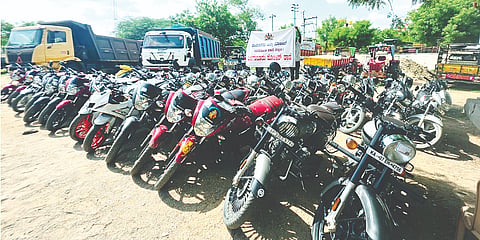 ಕಳ್ಳರಿಂದ ಬಳಗಾನೂರು ಪೊಲೀಸ್ ಠಾಣೆ ಪೊಲೀಸರು ವಶಕ್ಕೆ ಪಡೆದ ಬೈಕ್‌ಗಳು. 