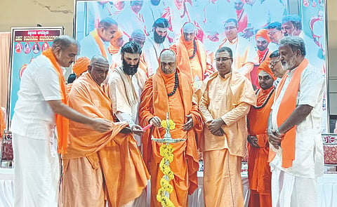 ನಗರದ ಜೆಎಸ್‌ಎಸ್ ಕಲ್ಯಾಣ ಮಂಟಪದಲ್ಲಿ ಬಸವ ಜಯಂತಿ ಅಂಗವಾಗಿ ನಡೆದ ಧಾರ್ಮಿಕ ಸಭೆಯನ್ನು ಸುತ್ತೂರಿನ ಶ್ರೀ ಜಗದ್ಗುರು ಶಿವರಾತ್ರಿ ದೇಶಿಕೇಂದ್ರ  ಸ್ವಾಮೀಜಿ ಉದ್ಘಾಟಿಸಿದರು. ಮಲ್ಲನ ಮೂಲೆ ಮಠದ ಶ್ರೀ ಇಮ್ಮಡಿ ಸಿದ್ಧಲಿಂಗ ಸ್ವಾಮೀಜಿ,  ದೇವನೂರು ಮಠದ ಶ್ರೀ ಮಹಾಂತ ಸ್ವಾಮೀಜಿ, ಕುಂದೂರು ಮಠದ ಶ್ರೀ ಶರತ್‌ಚಂದ್ರ ಸ್ವಾಮೀಜಿ, ಮಹಾಸಭಾ ಅಧ್ಯಕ್ಷ ಸಿಂಧುವಳ್ಳಿ ಕೆಂಪಣ್ಣ ಇದ್ದರು. 