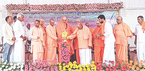  ತಾಲೂಕಿನ ಹಂಡುವಿನಹಳ್ಳಿ ಗ್ರಾಮದಲ್ಲಿ ಶ್ರೀ ಮಹದೇಶ್ವರ ಸ್ವಾಮಿ ದೇವಸ್ಥಾನಾ ಧಾರ್ಮಿಕ ಕಾರ್ಯಕ್ರಮವನ್ನು ಸುತ್ತೂರಿನ ಶ್ರೀ ಶಿವರಾತ್ರಿ ದೇಶಿಕೇಂದ್ರ ಸ್ವಾಮೀಜಿ ಉದ್ಘಾಟಿಸಿದರು. ಸಾಹಿತಿ ರಮೇಶ್, ಗೌಡಿಕೆ ನಾಗಣ್ಣ, ಸಾಲೂರು ಮಠದ ಶ್ರೀ ಶಾಂತ ಮಲ್ಲಿಕಾರ್ಜುನ ಸ್ವಾಮೀಜಿ ಇತರರು ಇದ್ದರು.