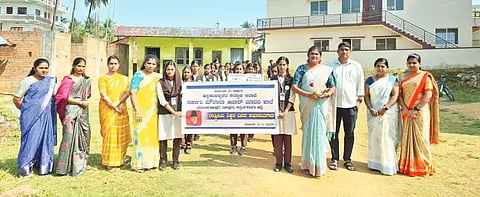 ಎನ್.ಆರ್.ಪುರ ಸರ್ಕಾರಿ ಮೌಲಾನಾ ಆಜಾದ್ ಮಾದರಿ ಶಾಲೆಯಲ್ಲಿ ರಾಷ್ಟ್ರೀಯ ಶಿಕ್ಷಣ ದಿನಾಚರಣೆ ಅಂಗವಾಗಿ ಆಯೋಜಿಸಿದ್ದ ಜಾಥಾಕ್ಕೆ ಪಪಂ ಅಧ್ಯಕ್ಷೆ ಜುಬೇದಾ ಚಾಲನೆ ನೀಡಿದರು. ನವಾಜ್, ನಿವೇದಿತಾ ಹಾಗೂ ಶಾಲಾ ಮಕ್ಕಳು ಇದ್ದರು.