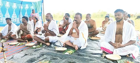 ಎನ್.ಆರ್.ಪುರದ ಕೇರಳಂ ಹಿಂದೂ ಸಮಾಜದಿಂದ ಕೇರಳಂ ಸಂಪ್ರದಾಯದಂತೆ ರಾವೂರಿನ ಭದ್ರಾ ಹಿನ್ನೀರಿನಲ್ಲಿ ಪಿತೃ ತರ್ಪಣ ಕಾರ್ಯಕ್ರಮವು ಪುರೋಹಿತರ ನೇತೃತ್ವದಲ್ಲಿ ನಡೆಯಿತು.