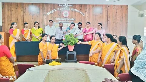 ಎನ್.ಆರ್.ಪುರ ತಾಪಂ ಸಾಮರ್ಥ್ಯಸೌಧದಲ್ಲಿ ಅಂಗನವಾಡಿ ಕಾರ್ಯಕರ್ತೆಯರ ತರಬೇತಿ ಕಾರ್ಯಾಗಾರಕ್ಕೆ ಪಪಂ ಅಧ್ಯಕ್ಷೆ ಜುಬೇದಾ ಚಾಲನೆ ನೀಡಿದರು. ವೀರಭದ್ರಯ್ಯ ಮಾಜಿಗೌಡ್ರ, ನಳಿನಾಕ್ಷಿ, ಸಾವಿತ್ರಮ್ಮ, ಕಾವ್ಯಶ್ರೀ, ನವಾಜ್, ಪ್ರದೀಪ್, ಅನಿತಾ, ಶೈಲಾ ಇತರರಿದ್ದರು.