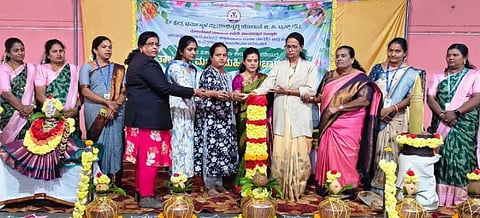 ಪಾಂಡವಪುರದ ಟಿಎಪಿಸಿಎಂಎಸ್ ರೈತ ಸಭಾಂಗಣದಲ್ಲಿ ಶ್ರೀಕ್ಷೇತ್ರ ಧರ್ಮಸ್ಥಳ ಗ್ರಾಮಾಭಿವೃದ್ಧಿ ಯೋಜನೆ ಬಿ.ಸಿ. ಟ್ರಸ್ಟ್ ವತಿಯಿಂದ ಆಯೋಜಿಸಿದ್ದ ತಾಲೂಕು ಮಟ್ಟದ ಮಹಿಳಾ ವಿಚಾರಗೋಷ್ಠಿಯನ್ನು ವಲಯ ಅರಣ್ಯಾಧಿಕಾರಿ ಎಂ.ವಿ.ಅನಿತಾ ಉದ್ಘಾಟಿಸಿದರು. ಬಿ.ಸರೋಜಾ, ಮಮತಾರಾವ್ ಇತರರು ಇದ್ದರು.