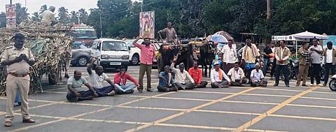 ಕೆಆರ್‌ಎಸ್ ಅಣೆಕಟ್ಟೆಯಿಂದ ತಮಿಳುನಾಡಿಗೆ ಒಂದು ಹನಿ ನೀರು ಹರಿಸಬಾರದು ಎಂದು ಆಗ್ರಹಿಸಿ ರೈತರು ರಾಷ್ಟ್ರೀಯ ಹೆದ್ದಾರಿಯಲ್ಲಿ ವಾಹನ ಸಂಚಾರ ತಡೆದು ಪ್ರತಿಭಟನೆ ನಡೆಸಿದರು. ವಿಷ್ಣುವಿಠಲ, ಮಲ್ಲೇಶ್, ಕುಮಾರ ಇತರರು ಇದ್ದರು.