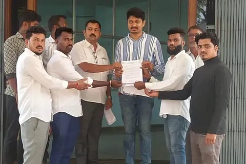 ದೇಶದಲ್ಲಿ ಉಗ್ರ ಕೃತ್ಯಗಳನ್ನು ತಡೆಗಟ್ಟುವಲ್ಲಿ ಕೇಂದ್ರ ಸರ್ಕಾರ ವಿಫಲವಾಗಿದೆ ಎಂದು ಆರೋಪಿಸಿ ಯುವ ಕಾಂಗ್ರೆಸ್ ಮುಖಂಡರು ಸಾಗರದಲ್ಲಿ ಎಸಿ ಕಚೇರಿಗೆ ಮನವಿ ಸಲ್ಲಿಸಿದರು. ಮಹೇಂದ್ರ, ಸದ್ದಾಂ, ಮನೋಜ್ ಇತರರಿದ್ದರು.