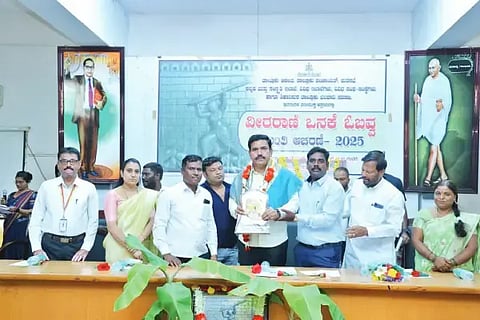 ಶಿಕಾರಿಪುರದಲ್ಲಿ ಒನಕೆ ಓಬವ್ವ ಜಯಂತಿ ಕಾರ್ಯಕ್ರಮದಲ್ಲಿ ಛಲವಾದಿ ಸಮಾಜದಿಂದ ಶಾಸಕ ಬಿ.ವೈ.ವಿಜಯೇಂದ್ರ ಅವರನ್ನು ಸನ್ಮಾನಿಸಲಾಯಿತು. ಮಾಲತೇಶ್ ಸರ್ಕಾರ್, ಕೇಶವ್, ಸುನಂದಾ ಮಂಜುನಾಥ್, ರಾಜ್‌ಕುಮಾರ್, ಮಂಜುಳಾ ಭಜಂತ್ರಿ,   ಇತರರಿದ್ದರು.