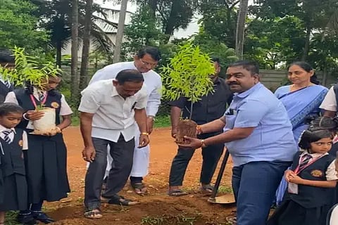 ಶಿಕಾರಿಪುರದ ಪುಷ್ಪಾ ಶಾಲೆಯಲ್ಲಿ ಆಯೋಜಿಸಿದ್ದ ಪರಿಸರ ದಿನಾಚರಣೆಯಲ್ಲಿ ಎಸಿಎಫ್ ರವೀಂದ್ರ ನಾಯಕ್ ಸಸಿ ನೆಟ್ಟರು. ಜಾಯ್ ಜಾಲ್ಸನ್ ಅಂಡ್ರೇಡ್, ಕೆ.ಎಸ್.ಹುಚ್ರಾಯಪ್ಪ ಇತರರಿದ್ದರು.