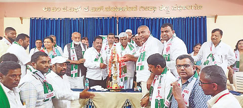 ಪಟ್ಟಣದ ಲಯನ್ಸ್ ಹಾಲ್‌ನಲ್ಲಿ ಜೆಡಿಎಸ್ ಕಾರ್ಯಕರ್ತರ ಸಭೆಯನ್ನು ಎಚ್.ಡಿ ರೇವಣ್ಣನವರ ಅಧ್ಯಕ್ಷತೆಯಲ್ಲಿ ನಡೆಸಲಾಯಿತು. ಮಾಜಿ ಶಾಸಕ ಎಚ್.ಕೆ ಕುಮಾರಸ್ವಾಮಿ, ಚಂಚಲಾ ಕುಮಾರಸ್ವಾಮಿ, ಪಲ್ಲವಿ ಶ್ರೀನಿವಾಸ್, ಕೆ.ಎಲ್ ಸೋಮಶೇಖರ್ ಇತರರು ಇದ್ದರು.