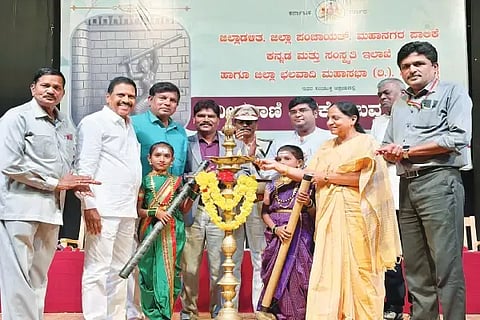 ಶಿವಮೊಗ್ಗದಲ್ಲಿ ಜಿಲ್ಲಾಡಳಿತದಿಂದ ಆಯೋಜಿಸಿದ್ದ ಒನಕೆ ಓಬವ್ವ ಜಯಂತಿಯನ್ನು ಎಂಎಲ್‌ಸಿ ಬಲ್ಕಿಷ್ ಬಾನು ಉದ್ಘಾಟಿಸಿದರು. ಡಾ. ಕುಂದನ್ ಬಸವರಾಜ್, ಚಂದ್ರಭೂಪಾಲ, ಎಚ್.ಎಸ್.ಕುಮಾರಸ್ವಾಮಿ, ವಿ.ಅಭಿಷೇಕ್ ಇತರರಿದ್ದರು.