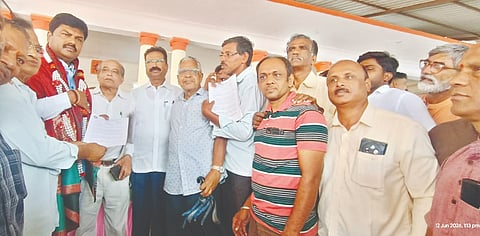 ತಾಳಗುಪ್ಪಕ್ಕೆ ಭೇಟಿ ನೀಡಿದ್ದ ಲೋಕಸಭಾ ಸದಸ್ಯ ಬಿ.ವೈ.ರಾಘವೇಂದ್ರ ಅವರೊಂದಿಗೆ ಸಿದ್ದಾಪುರ ರೈಲ್ವೆ ಹೋರಾಟ ಸಮಿತಿ ಸದಸ್ಯರು ತಾಳಗುಪ್ಪ ಹುಬ್ಬಳ್ಳಿ ಸಂಪರ್ಕದ ರೈಲು ಮಾರ್ಗ ರಚನೆ ಕುರಿತು ಸಮಾಲೋಚಿಸಿದರು. ಹರತಾಳು ಹಾಲಪ್ಪ, ವಾಸುದೇವ ಬಿಳಗಿ, ನಾಗರಾಜ ದೋಶೆಟ್ಟಿ, ಗುರುನಾಥ ವೆರ್ಣೇಕರ್​ ಇತರರಿದ್ದರು.