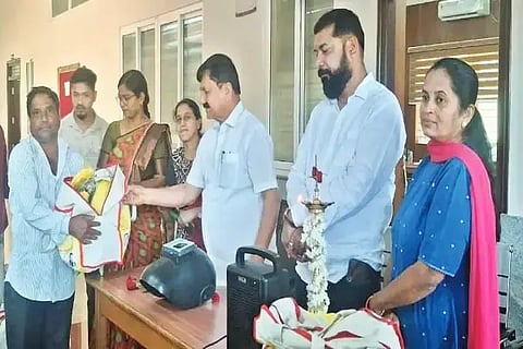 ತೀರ್ಥಹಳ್ಳಿಯಲ್ಲಿ ಕಾರ್ಮಿಕ ಇಲಾಖೆ ಕಾರ್ಯಕ್ರಮದಲ್ಲಿ ಲಾನುಭವಿ ಕಾರ್ಮಿಕರಿಗೆ ಶಾಸಕ ಆರಗ ಜ್ಞಾನೇಂದ್ರ ಕಿಟ್‌ಗಳನ್ನು ವಿತರಿಸಿದರು. ಶೈಲಾ, ಸೊಪ್ಪುಗುಡ್ಡೆ ರಾಘವೇಂದ್ರ, ಜ್ಯೋತಿ ಮೋಹನ್, ಸುಖಿತಾ ಇತರರಿದ್ದರು.