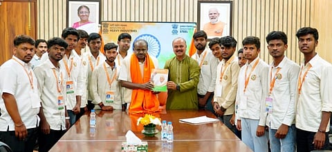 ರಾಷ್ಟಿ$ಯ ಯುವ ಯೋಜನೆಯ ರಾಜ್ಯ ಸಂಯೋಜಕ ಡಾ. ವಿ. ಪ್ರಶಾಂತ ಮತ್ತು ರಾಜ್ಯದ ವಿವಿಧ ಕಾಲೇಜುಗಳ ಎನ್ನೆಸ್ಸೆಸ್​ಸ್ವಯಂಸೇವಕರ ತಂಡ ನವದೆಹಲಿಯಲ್ಲಿ ಕೇಂದ್ರ ಸಚಿವ ಎಚ್​.ಡಿ. ಕುಮಾರಸ್ವಾಮಿ ಅವರನ್ನು ಭೇಟಿ ಮಾಡಿದ ವೇಳೆ ಹಿರಿಯ ಗಾಂಧಿವಾದಿ ಡಾ. ಎಸ್​.ಎನ್​. ಸುಬ್ಬರಾವ್​ ಅವರ 97ನೇ ಜನ್ಮ ದಿನಾಚರಣೆ ಅಂಗವಾಗಿ ಹೊರತಂದ ಸನ್ಮಾನ್​ ಸ್ಮರಣ ಸಂಚಿಕೆಯನ್ನು ಸಚಿವರಿಂದ ಬಿಡುಗಡೆಗೊಳಿಸಲಾಯಿತು. 