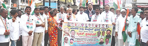 ಎಐಸಿಸಿ ಅಧ್ಯಕ್ಷ ಡಾ.ಮಲ್ಲಿಕಾರ್ಜುನ ಖರ್ಗೆ ಅವರು ಭಾಷಣ ಮಾಡಿದ ವೇದಿಕೆ ಶುದ್ಧೀಕರಿಸಿರುವುದು ಮತ್ತು ರಾಹುಲï ಗಾಂಽ ವಿರುದ್ಧ ಉದ್ದೇಶಪೂರ್ವಕ ಎ-ï‌ಐಆರ್ ದಾಖಲಿಸಿದ ಉತ್ತರಾಖಂಡ ಸರ್ಕಾರದ ಕ್ರಮ ಖಂಡಿಸಿ ಶನಿವಾರ ಗಾಂಽ ವೃತ್ತದಲ್ಲಿ ಜಿ¯್ಲÁ ಕಾಂಗ್ರೆಸ್‌ನಿAದ ಪ್ರತಿಭಟನೆ ನಡೆಸಲಾಯಿತು. ಶಾಸಕ ಚನ್ನಾರಡ್ಡಿ ಪಾಟೀಲ್ ತುನ್ನೂರ, ಜಿಲ್ಲಾ ಕಾಂಗ್ರೆಸ್ ಅಧ್ಯಕ್ಷ ಬಸರೆಡ್ಡಿ ಅನಪುರ, ಮರೆಪ್ಪ ಬಿಳ್ಹಾರ ಇತರರಿದ್ದರು.
