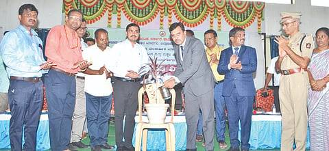 ಯಾದಗಿರಿಯಲ್ಲಿ ಶುಕ್ರವಾರ ಹಮ್ಮಿಕೊಂಡ ವಿಶ್ವ ಬಾಲಕಾರ್ಮಿಕ ಪದ್ಧತಿ ವಿರೋಧಿ ದಿನ ಕಾರ್ಯಕ್ರಮವನ್ನು ಜಿಲ್ಲಾ ಪ್ರಧಾನ ಹಾಗೂ ಸತ್ರ ನ್ಯಾಯಾಧೀಶ ಮರುಳಸಿದ್ದಾರಾಧ್ಯ ಎಚ್​.ಜೆ. ಉದ್ಘಾಟಿಸಿದರು. ಹಿರಿಯ ಸಿವಿಲ್​ ನ್ಯಾಯಾಧೀಶ ಮರಿಯಪ್ಪ, ಅಪರ ಡಿಸಿ ರಮೇಶ ಕೋಲಾರ, ಶ್ರೀಹರಿ ದೇಶಪಾಂಡೆ, ಹೆಚ್ಚುವರಿ ಎಸ್​ಪಿ ಧರಣೇಶ ಇತರರಿದ್ದರು.