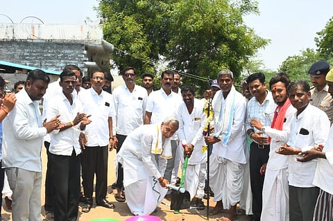 ಯಾದಗಿರಿ ಜಿಲ್ಲೆಯ ವಡಗೇರಾ ತಾಲೂಕಿನ ಗಡ್ಡೆಸೂಗೂರಿನಲ್ಲಿ ಮಂಗಳವಾರ ಸಿಸಿ ರಸ್ತೆ ಕಾಮಗಾರಿಗೆ ಶಾಸಕ ಚನ್ನಾರಡ್ಡಿ ಪಾಟೀಲ್​ ತುನ್ನೂರ ಶಂಕುಸ್ಥಾಪನೆ ನೆರವೇರಿಸಿದರು. ಡಾ.ಅಮರಣ್ಣಗೌಡ ಗಡ್ಡೆಸೂಗೂರ, ಮಂಜುನಾಥ ಸಜ್ಜನ್​, ಶಶೀಧರ, ಶರಣಪ್ಪಗೌಡ ಕೌಳೂರ, ಮರೆಪ್ಪ ಬಿಳ್ಹಾರ, ನರಸಪ್ಪ ನಾಯಕ, ಶರಣಪ್ಪ ಗಿರಣಿ, ಬಸವರಾಜಪ್ಪ ಸಾಹುಕಾರ, ಶರಣಗೌಡ ಬಲಕಲ್​ ಇತರರಿದ್ದರು.