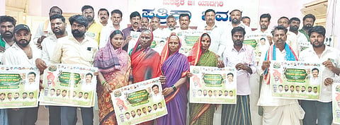  ಸುರಪುರದಲ್ಲಿ ಶನಿವಾರ ಕಲ್ಯಾಣದಲ್ಲಿ ಕ್ಷೀರ ಕ್ರಾಂತಿ ಕಾರ್ಯಕ್ರಮದ ಆಮಂತ್ರಣ ಪತ್ರಿಕೆ ಬಿಡುಗಡೆ ಮಾಡಲಾಯಿತು. ಯಲ್ಲಪ್ಪ ನಾಯಕ ಮಲ್ಲಿಭಾವಿ, ಶಿವಶರಣಪ್ಪ ಸಾಹುಕಾರ ಹೈಯಾಳ, ಕೋಟ್ರೇಶ ಚೌಧರಿ, ಭೀಮು ನಾಯಕ ಮಲ್ಲಿಭಾವಿ, ಗೋವಿಂದಪ್ಪ ಟಣಕೇದಾರ, ರಾಘವೇಂದ್ರ ಹಸನಾಪುರ, ರಾಮಚಂದ್ರಪ್ಪ ದೊರೆ, ಚಂದ್ರಶೇಖರ ಸಾಹು ಇತರರಿದ್ದರು.