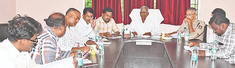 ಯಾದಗಿರಿ ನಗರದ ಯುಡಾ ಕಚೇರಿಯಲ್ಲಿ ಶುಕ್ರವಾರ ಅಧ್ಯ ಬಾಬುರಾವ ಕಾಡ್ಲೂರ ಅಧ್ಯತೆಯಲ್ಲಿ ಸಭೆ ನಡೆಯಿತು. ಆಯುಕ್ತ ಉಮೇಶ ಚವ್ಹಾಣ್​, ಶರಣಪ್ಪ ಮಡಿವಾಳ ಇತರರಿದ್ದರು.