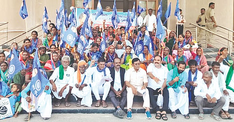 ವಿವಿಧ ಬೇಡಿಕೆಗೆ ಆಗ್ರಹಿಸಿ ಯಾದಗಿರಿ ಡಿಸಿ ಕಚೇರಿ ಎದುರು ಶುಕ್ರವಾರ ಸಮತಾ ಸೈನಿಕ ದಳ ಸಂಟನೆ ಪದಾಧಿಕಾರಿಗಳು ಪ್ರತಿಭಟನೆ ನಡೆಸಿದರು. ಎ.ಬಿ.ಹೊಸಮನಿ, ಸತೀಶ, ಮಲ್ಲಿಕಾರ್ಜುನ ಸತ್ಯಂಪೇಟ್​, ಶರಣಪ್ಪ ಛಲವಾದಿ ಇತರರಿದ್ದರು.