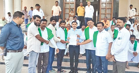 ವಿದ್ಯುತ್​ ಇಲಾಖೆ ಖಾಸಗೀಕರಣ ವಿರೋಧಿಸುವುದು ಸೇರಿ ವಿವಿಧ ಬೇಡಿಕೆಗೆ ಆಗ್ರಹಿಸಿ ರಾಜ್ಯ ರೈತ ಸಂಟನೆಗಳ ಒಕ್ಕೂಟದ ಪದಾಧಿಕಾರಿಗಳು ಶುಕ್ರವಾರ ಡಿಸಿ ಕಚೇರಿ ಮುಂದೆ ಪ್ರತಿಭಟನೆ ನಡೆಸಿ ಮನವಿಪತ್ರ ಸಲ್ಲಿಸಿದರು. ಕೋಟ್ರೆಶ ಚೌದ್ರಿ, ಯಲ್ಲಪ್ಪ ನಾಯಕ, ಶಿವಶರಣಪ್ಪ ಹಯ್ಯಾಳ ಇತರರಿದ್ದರು.