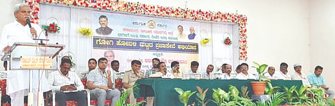 ಶಹಾಪುರ ತಾಲೂಕಿನ ಗೋಗಿಯಲ್ಲಿ ಶನಿವಾರ ಆಯೋಜಿಸಿದ್ದ ಪ್ರಜಾಸೇವೆ ಅಭಿಯಾನ ಕಾರ್ಯಕ್ರಮದಲ್ಲಿ ಶಾಸಕ ಶರಣಬಸಪ್ಪ ದರ್ಶನಾಪುರ ಮಾತನಾಡಿದರು. ತಹಸೀಲ್ದಾರ್ ಸಿದ್ಧಾರೂಢ ಬನ್ನಿಕೊಪ್ಪ, ತಾಲೂಕು ಆರೋಗ್ಯಾಧಿಕಾರಿ ಡಾ.ರಮೇಶ ಗುತ್ತೇದಾರ್, ಸಹಾಯಕ ಖಜಾನೆ ಅಧಿಕಾರಿ ಡಾ.ಮೋನಪ್ಪ ಶಿರವಾಳ ಇತರರಿದ್ದರು.
