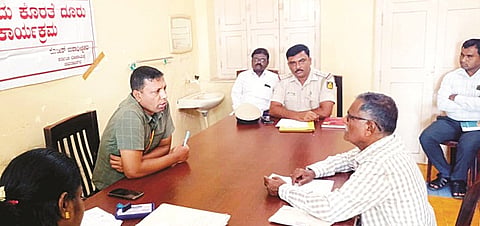 ಯಳಂದೂರು ಪಟ್ಟಣದ ಪ್ರವಾಸಿ ಮಂದಿರದಲ್ಲಿ ಆಯೋಜಿಸಿದ್ದ ದೂರು ಸ್ವೀಕಾರ ಕಾರ್ಯಕ್ರಮದಲ್ಲಿ ಲೋಕಾಯುಕ್ತ ಕಚೇರಿಯ ಸಿಬ್ಬಂದಿ ಸಾರ್ವಜನಿಕರಿಂದ ದೂರು ಸ್ವೀಕರಿಸಿದರು.