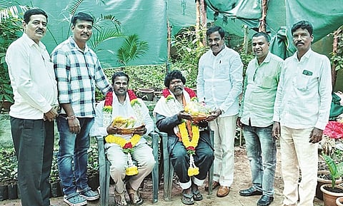 ಬಿಳಿಗಿರಿರಂಗನಬೆಟ್ಟದಲ್ಲಿ ಆಯೋಜಿಸಿದ್ದ ಕಾರ್ಯಕ್ರಮದಲ್ಲಿ ರಾಮೇಗೌಡ ಹಾಗೂ ವೆಂಕಟೇಶ್ ಅವರನ್ನು ಎಆರ್‌ಕೆ ಅಭಿಮಾನಿ ಬಳಗದಿಂದ ಸನ್ಮಾನಿಸಲಾಯಿತು. ಕಂದಹಳ್ಳಿ ನಂಜುಂಡಸ್ವಾಮಿ, ವಿಜಯ್, ಶಿವನಂಜಯ್ಯ ಇದ್ದರು. 