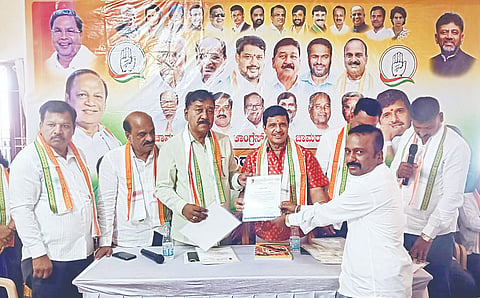  ಯಳಂದೂರು ತಾಲೂಕಿನ ಕೆಸ್ತೂರು ಗ್ರಾಮದ ಎನ್.ರಾಜೇಂದ್ರ ಅವರಿಗೆ ಬ್ಲಾಕ್ ಕಾಂಗ್ರೆಸ್ ಪ್ರಚಾರ ಸಮಿತಿ ಉಪಾಧ್ಯಕ್ಷರಾಗಿ ನೇಮಕಾತಿ ಆದೇಶ ಪತ್ರವನ್ನು ಡಾ.ಎಸ್.ನಾರಾಯಣ್ ಹಾಗೂ ಶಾಸಕ ಎ.ಆರ್.ಕೃಷ್ಣಮೂರ್ತಿ ವಿತರಿಸಿದರು.  