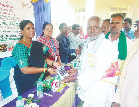 ಯಳಂದೂರು ಸಮೀಪದ ಚಾಮರಾಜನಗರ ತಾಲೂಕಿನ ಉಮ್ಮತ್ತೂರು ಗ್ರಾಮದಲ್ಲಿ ಚಾಮರಾಜನಗರ ಕೃಷಿ ವಿವಿ ವತಿಯಿಂದ ಆಯೋಜಿಸಿರುವ ಗ್ರಾಮೀಣ ಕೃಷಿ ಕಾರ್ಯಾನುಭವನ ಕಾರ್ಯಕ್ರಮದಲ್ಲಿ ರೇಷ್ಮೆ ಬೆಳೆಗಾರರಿಗೆ ಥರ್ಮಾಮೀಟರ್‌ಗಳನ್ನು ನೀಡಲಾಯಿತು. ಮೈಸೂರು ವಿಭಾಗದ ಜಂಟಿ ನಿರ್ದೇಶಕಿ ಪ್ರತಿಭಾ ಇತರರು ಇದ್ದರು. 