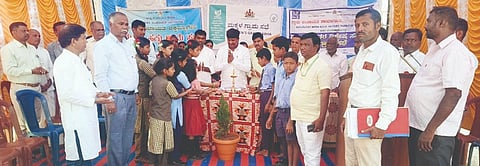 ಮಲಕಸಮುದ್ರ ಸರ್ಕಾರಿ ಹಿರಿಯ ಪ್ರಾಥಮಿಕ ಶಾಲೆಯಲ್ಲಿ ಹಮ್ಮಿಕೊಂಡಿದ್ದ ಮಕ್ಕಳ ಹಕ್ಕುಗಳ ಗ್ರಾಮ ಸಭೆಗೆ ಮಕ್ಕಳು ಚಾಲನೆ ನೀಡಿದರು. ಗ್ರಾಪಂ ಅಧ್ಯಕ್ಷ ಶರಣಕುಮಾರ್ ಅಮರಗಟ್ಟಿ, ಗ್ರಾಪಂ ಉಪಾಧ್ಯಕ್ಷೆ ಗಾಳೆವ್ವ ಮಾದರ, ಸ್ಥಾಯಿ ಸಮಿತಿ ಅಧ್ಯಕ್ಷ ಉಮೇಶ ವಡ್ಡರ, ಸದಸ್ಯರಾದ ಬಸವರಾಜ ಬಿಸೆರೊಟ್ಟಿ, ಶಾಂತಮ್ಮ ಮುರಾರಿ, ಫಾತೀಮಾ ಬೇಗಂ, ಶಾಲೆಯ ಎಸ್ಡಿಎಂಸಿ ಅಧ್ಯಕ್ಷ ಬಸವರಾಜ ಬಳಿಗೇರಿ ಇತರರಿದ್ದರು.