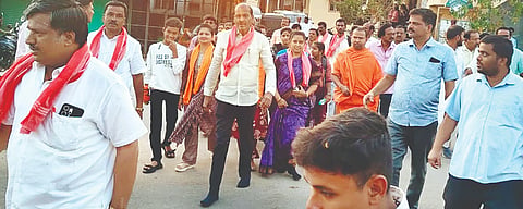 ಕೊಟ್ಟೂರಿನ ಶ್ರೀ ಗುರು ಕೊಟ್ಟೂರೇಶ್ವರ ರಥೋತ್ಸವ ಹಿನ್ನೆಲೆಯಲ್ಲಿ ಶಾಸಕ ನೇಮಿರಾಜ್ ನಾಯ್ಕ ಹಗರಿಬೊಮ್ಮನಹಳ್ಳಿಯಿಂದ ಪಾದಯಾತ್ರೆ ಕೈಗೊಂಡರು. 