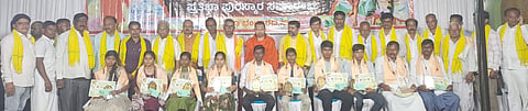 ಹಗರಿಬೊಮ್ಮನಹಳ್ಳಿಯಲ್ಲಿ ತಾಲೂಕು ಕನಕ ಯುವ ಸೇನೆ ಮತ್ತು ಕನಕ ನೌಕರರ ಸಂಘದ ಸಹಯೋಗದೊಂದಿಗೆ ಕುರುಬರ ಸಂಘದ ತಾಲೂಕು ಘಟಕದಿಂದ ಆಯೋಜಿಸಿದ್ದ ಪ್ರತಿಭಾ ಪುರಸ್ಕಾರ ಕಾರ್ಯಕ್ರಮದಲ್ಲಿ ಎಸ್‌ಎಸ್‌ಎಲ್‌ಸಿ ಹಾಗೂ ಪಿಯುಸಿ  ವಿದ್ಯಾರ್ಥಿಗಳನ್ನು ಸನ್ಮಾನಿಸಲಾಯಿತು. 