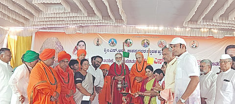ಹುನಗುಂದ ತಾಲೂಕಿನ ಹಾವರಗಿ ಹಮ್ಮಿಕೊಂಡ  ಎಸ್.ಆರ್.ಕಾಶಪ್ಪನವರ ಅವರ 24ನೇ ಪುಣ್ಯಸ್ಮರಣೆ ಕಾರ್ಯಕ್ರಮ ಡಾ.ಪ್ರಸನ್ನ ರೇಣುಕ ಶಿವಾಚಾರ್ಯ ಸ್ವಾಮೀಜಿ, ಡಾ.ಚನ್ನಸಿದ್ದರಾಮ ಪಂಡಿತಾರಾಧ್ಯ ಶಿವಾಚಾರ್ಯ, ಕಾಶಿ ಪೀಠದ ಡಾ.ಚಂದ್ರಶೇಖರ ಶಿವಾಚಾರ್ಯ ಸ್ವಾಮೀಜಿ ಉದ್ಘಾಟಿಸಿದರು. ಶಾಸಕ ವಿಜಯಾನಂದ ಕಾಶಪ್ಪನವರ, ಮಾಜಿ ಶಾಸಕಿ ಗೌರಮ್ಮ ಕಾಶಪ್ಪನವರ, ಜಿ.ಪಂ ಮಾಜಿ ಅಧ್ಯಕ್ಷೆ ವೀಣಾ ಕಾಶಪ್ಪನವರ, ದೇವಾನಂದ ಕಾಶಪ್ಪನವರ ಇತರರಿದ್ದರು.