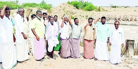 ಕವಿತಾಳ ಹತ್ತಿರದ ಹಾಲಾಪುರ-ಸಾನಬಾಳ ಗ್ರಾಮಕ್ಕೆ ಸಂಪರ್ಕ ಕಲ್ಪಿಸುವ ಸೇತುವೆ ಬಳಿ ರೈತರು ಪ್ರತಿಭಟನೆ ನಡೆಸಿದರು. ಗ್ರಾಮಸ್ಥರಾದ ಮೌನೇಶ, ಮಲ್ಲಯ್ಯ, ರಡ್ಡೆಪ್ಪಗೌಡ, ಬಸಯ್ಯಸ್ವಾಮಿ, ಯಲ್ಲಪ್ಪ, ಗ್ಯಾರಂಟಿ ಸಮಿತಿ ಸದಸ್ಯ ಚನ್ನಬಸವ, ಮೌನೇಶ ಬಡಿಗೇರ, ಶ್ರೀಕಾಂತ, ಮಾಳಪ್ಪ, ಮಾಳಿಂಗರಾಯ, ಮಲ್ಲಯ್ಯ, ಬಸನಗೌಡ, ವೀರನಗೌಡ, ಯಂಕನಗೌಡ ಇತರರಿದ್ದರು.