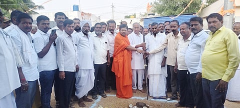 ಕವಿತಾಳದ ಕಲ್ಮಠದ ಆವರಣದಲ್ಲಿ ಸನುದಾಯ ಭವನ ಕಾಮಗಾರಿಗೆ ಸಚಿವ ಎನ್.ಎಸ್. ಬೋಸರಾಜು, ಶಾಸಕ ಹಂಪಯ್ಯನಾಯಕ ಚಾಲನೆ ನೀಡಿದರು. 