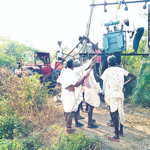 ಇರಕಲ್ ಗ್ರಾಮದಲ್ಲಿ ವಿದ್ಯುತ್ ಪರಿವರ್ತಕ ಅಳವಡಿಸುತ್ತಿರುವ ಜೆಸ್ಕಾಂ ಸಿಬ್ಬಂದಿ. 