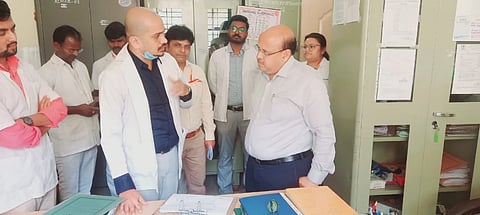 ಕೊಪ್ಪಳದ ಜಿಲ್ಲಾಸ್ಪತ್ರೆಗೆ ಡಿಸಿ ಡಾ.ಸುರೇಶ ಬಿ.ಇಟ್ನಾಳ ಸೋಮವಾರ ಭೇಟಿ ನೀಡಿ ಪರಿಶೀಲಿಸಿದರು. ವೈದ್ಯಕಿಯ ಅಧೀಕ್ಷಕ ಡಾ.ಮಂಜುನಾಥ ಸಾಲ್ಮನಿ, ವೈದ್ಯರಿದ್ದರು.
