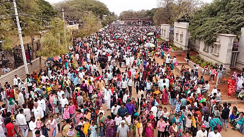 ಕೊಪ್ಪಳ ಗವಿಸಿದ್ಧೇಶ್ವರ ಜಾತ್ರೆಯಲ್ಲಿ ಸೋಮವಾರ ಕಂಡುಬಂದ ಜನತೆ. 