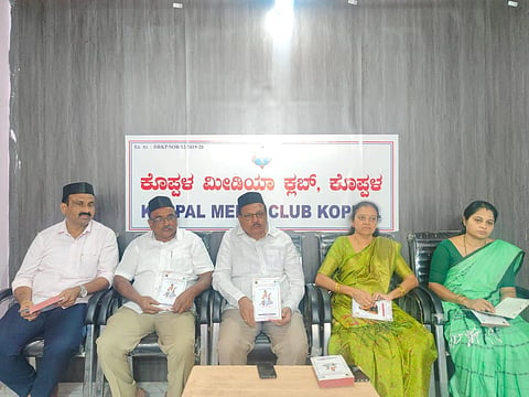 ಕೊಪ್ಪಳದಲ್ಲಿ ಬುಧವಾರ ಸುದ್ದಿ ಗೋಷ್ಠಿಯಲ್ಲಿ ಗುರುರಾಜ ಹಲಗೇರಿ ಮಾತನಾಡಿದರು, ಬಣಜಿಗ ಸಮುದಾಯದ ತಾಲೂಕು ಘಟಕದ ಅಧ್ಯಕ್ಷ ವೀರಣ್ಣ ಬುಳ್ಳಾ, ಬಣಜಿಗ ಸಮುದಾಯದ ತಾಲೂಕು ಮಹಿಳಾ ಘಟಕದ ಅಧ್ಯೆ ಅಪರ್ಣಾ ಬಳ್ಳೊಳ್ಳಿ,  ಬಣಜಿಗ ಸಮುದಾಯದ ಮಹಿಳಾ ನಗರ ಘಟಕದ ಅಧ್ಯೆ ಸುಧಾ ಇತರರಿದ್ದರು.