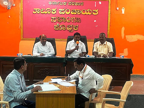 ಕೊಪ್ಪಳ ತಾಪಂ ಸಭಾಂಗಣದಲ್ಲಿ ಗುರುವಾರ  ಜರುಗಿದ ತಾಲೂಕು ಮಟ್ಟದ ಅನುಷ್ಠಾನ ಸಮಿತಿಯ ಪ್ರಗತಿ ಪರಿಶೀಲನಾ ಸಭೆಯಲ್ಲಿ ಜಿಲ್ಲಾ  ಗ್ಯಾರಂಟಿ ಅನುಷ್ಠಾನ ಸಮಿತಿ ಅಧ್ಯಕ್ಷ ರೆಡ್ಡಿ ಶ್ರೀನಿವಾಸ ಮಾತನಾಡಿದರು. ತಾಲೂಕು ಗ್ಯಾರಂಟಿ ಅನುಷ್ಠಾನ ಸಮಿತಿ ಅಧ್ಯಕ್ಷ ಬಾಲಚಂದ್ರನ್​ ಎಸ್​, ತಾಪಂ ಇಓ ದುಂಡಪ್ಪ ತುರಾದಿ, ಅನುಷ್ಠಾನ ಸಮಿತಿ ಸದಸ್ಯರಾದ ಜ್ಯೋತಿ ಗೊಂಡಬಾಳ, ರಮೇಶ ಹ್ಯಾಟಿ, ಪರಶುರಾಮ ಕೊರವರ, ರಾಮಣ್ಣ ಚೌಡ್ಕಿ, ಸವಿತಾ ಗೊರಂಟಿ ಇದ್ದರು.