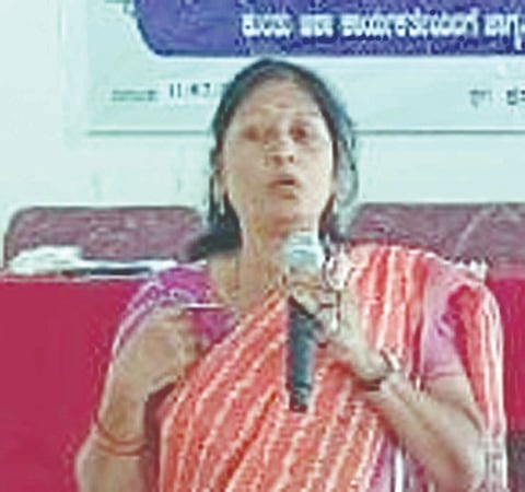ಕಾನೂನುಗಳು ಮತ್ತು ಮಕ್ಕಳ ಸುರಕ್ಷತೆ ಜಾಗೃತಿ ಕಾರ್ಯಕ್ರಮದಲ್ಲಿ ಜಿಲ್ಲಾ ಮಕ್ಕಳ ರಕ್ಷಣಾ ಟಕದ ಲೀಗಲ್ ಕಂ ಪ್ರೊಬೇಷನ್ ಆಫೀಸರ್ ಶಿವಲೀಲಾ ವನ್ನೂರು ವಾತನಾಡಿದರು. 