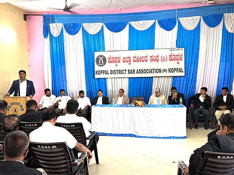 ಕೊಪ್ಪಳ ಜಿಲ್ಲಾ ವಕೀಲರ ಸಭಾಭವನದಲ್ಲಿ ಇತ್ತೀಚೆಗೆ ನಡೆದ ವಕೀಲರ ಸಭೆಯಲ್ಲಿ ನ್ಯಾಯವಾದಿ ಶೇಕ್​ ಇಸ್ಮಾಯಿಲ್​ ಜಬಿವುಲ್ಲಾ ತಮಗೆ ಬೆಂಬಲ ನೀಡುವಂತೆ ಮನವಿ ಮಾಡಿದರು. ಜಿಲ್ಲಾ ವಕೀಲರ ಸಂಘದ ಅಧ್ಯಕ್ಷ ಎ.ವಿ. ಕಣವಿ, ಉಪಾಧ್ಯಕ್ಷ ಬಿ.ವಿ. ಸಜ್ಜನ್​, ಕಾರ್ಯದರ್ಶಿ ಪ್ರಕಾಶ್​ ಹಾದಿಮನಿ, ಮಾಜಿ ಅಧ್ಯಕ್ಷ ಹನುಮೇಶ್​ ಮುರಡಿ, ನಗರಸಭೆ ಮಾಜಿ ಅಧ್ಯಕ್ಷ ಅಮ್ಜದ್​ ಪಟೇಲ್​ ಇದ್ದರು.