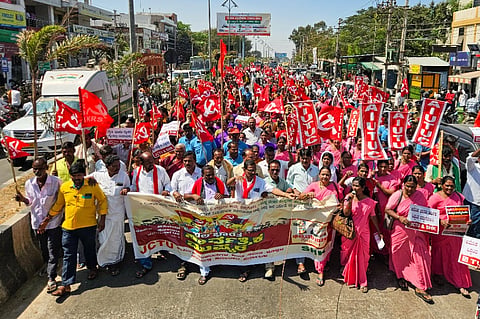 ಕೇಂದ್ರ-ರಾಜ್ಯ ಸರ್ಕಾರಗಳ ಜನವಿರೋಧಿ ನೀತಿ ಖಂಡಿಸಿ ಜಂಟಿ ಕಾರ್ಮಿಕ ಸಂಟನೆಗಳ ಪ್ರಮುಖರು ಗುರುವಾರ ಕೊಪ್ಪಳದಲ್ಲಿ ಪ್ರತಿಭಟನೆ ನಡೆಸಿದರು. ಎಂ.ಬಿ.ನಾಗಡೌಡ, ಬಸವರಾಜ ಶೀಲವಂತರ, ಡಿ.ಎಚ್​. ಪೂಜಾರ, ಹನುಮೇಶ ಕಲ್ಮಂಗಿ, ಶರಣು ಪಾಟೀಲ್​, ಸುಂಕಪ್ಪ ಗದಗ, ಶರಣು ಗಡ್ಡಿ ಇದ್ದರು.