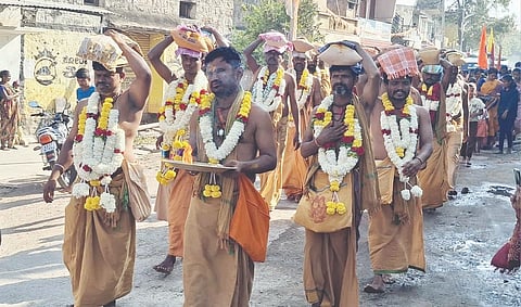 ಸಿದ್ದಾಪುರದಲ್ಲಿ ಶಿವರಾತ್ರಿ ನಿಮಿತ್ತ ಶಿವ ಮಾಲಾಧಾರಿಗಳು ಶ್ರೀಶೈಲಕ್ಕೆ ಗುರುವಾರ ಪ್ರಯಾಣ ಬೆಳೆಸಿದರು.