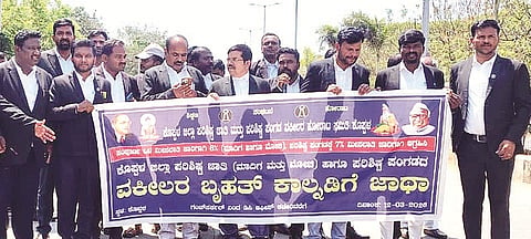 ಎಸ್ಸಿ-ಎಸ್ಟಿ ಒಳ ಮೀಸಲು ಜಾರಿಗೆ ಆಗ್ರಹಿಸಿ ಜಿಲ್ಲೆಯ ಎಸ್ಸಿ-ಎಸ್ಟಿ ವಕೀಲರ ಒಕ್ಕೂಟದ ಪದಾಧಿಕಾರಿಗಳು ಗುರುವಾರ ಕೊಪ್ಪಳದಲ್ಲಿ ಪ್ರತಿಭಟನಾ ಮೆರವಣಿಗೆ ನಡೆಸಿದರು. ವಕೀಲರಾದ   ಡಿ.ಎಂ. ಪೂಜಾರ್ ವೀರೂಪಾಕ್ಷಪ್ಪ ಕಟ್ಟಿಮನಿ, ಎಸ್.ಎಚ್. ಸುರಪುರ, ಆರ್.ಎಂ. ಬನ್ನಿಕೊಪ್ಪ, ಎಸ್.ಎಚ್. ಬುನ್ನಳ್ಳಿ ಇತರರಿದ್ದರು.