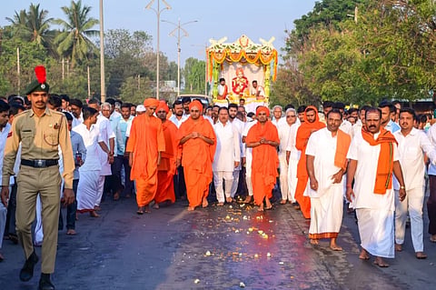 ಶ್ರೀ ಶಿವಶಾಂತವೀರ ಶ್ರೀಗಳ 23ನೇ ಪುಣ್ಯ ಸ್ಮರಣೆ ಅಂಗವಾಗಿ ಗುರುವಾರ ಕೊಪ್ಪಳದಲ್ಲಿ ಶ್ರೀಗಳು, ಭಕ್ತರು ಪಾದಯಾತ್ರೆ ನಡೆಸಿದರು. ಅಭಿನವ ಗವಿಸಿದ್ಧೇಶ್ವರ ಸ್ವಾಮೀಜಿ, ಬಳಗಾನೂರಿನ ಶ್ರೀ ಶಿವಶಾಂತವೀರ ಶರಣರು, ಹೂವಿನಹಡಗಲಿಯ ಶ್ರೀ ಡಾ.ಹಿರಿಶಾಂತವೀರ ಸ್ವಾಮೀಜಿ, ಕಡಲಬಾಳಿನ ಶ್ರೀ ಮರಿಶಾಂತವೀರ ಸ್ವಾಮೀಜಿ, ಬಿಸರಳ್ಳಿಯ ಶ್ರೀ ಶಿವಶಾಂತವೀರ ಸ್ವಾಮೀಜಿ ಇದ್ದರು. 