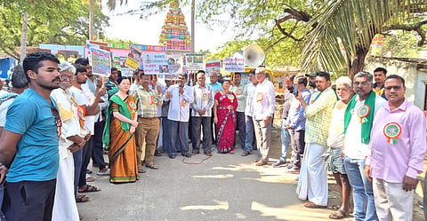 ಕೊಪ್ಪಳ ತಾಲೂಕಿನ ಬಗನಾಳ ಗ್ರಾಮದಲ್ಲಿ ಕಾರ್ಖಾನೆ ವಿಸ್ತರಣೆ ವಿರೋಧಿಸಿ ಜಂಟಿ ಕ್ರಿಯಾ ಸಮಿತಿ ಸಂಚಾಲಕರು ಗುರುವಾರ ಜಾಗೃತಿ ಸಭೆ ನಡೆಸಿದರು. ಪ್ರಮುಖರಾದ ಅಲ್ಲಮಪ್ರಭು ಬೆಟ್ಟದೂರು, ಮಲ್ಲಿಕಾರ್ಜುನ ಗೊಂಡಬಾಳ, ಮಂಜುನಾಥ ಗೊಂಡಬಾಳ, ಗ್ಯಾನೇಶ ಹ್ಯಾಟಿ, ಸರೋಜಾ ಬಾಕಳೆ, ಬಸವರಾಜ ಪೂಜಾರ ಕಾಸನಕಂಡಿ ಇದ್ದರು. 